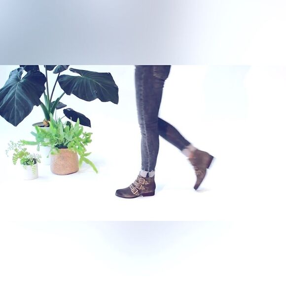 Zodiac Adele Suede Olive bootie boots! Like New!!! Size 7 - Picture 7 of 14